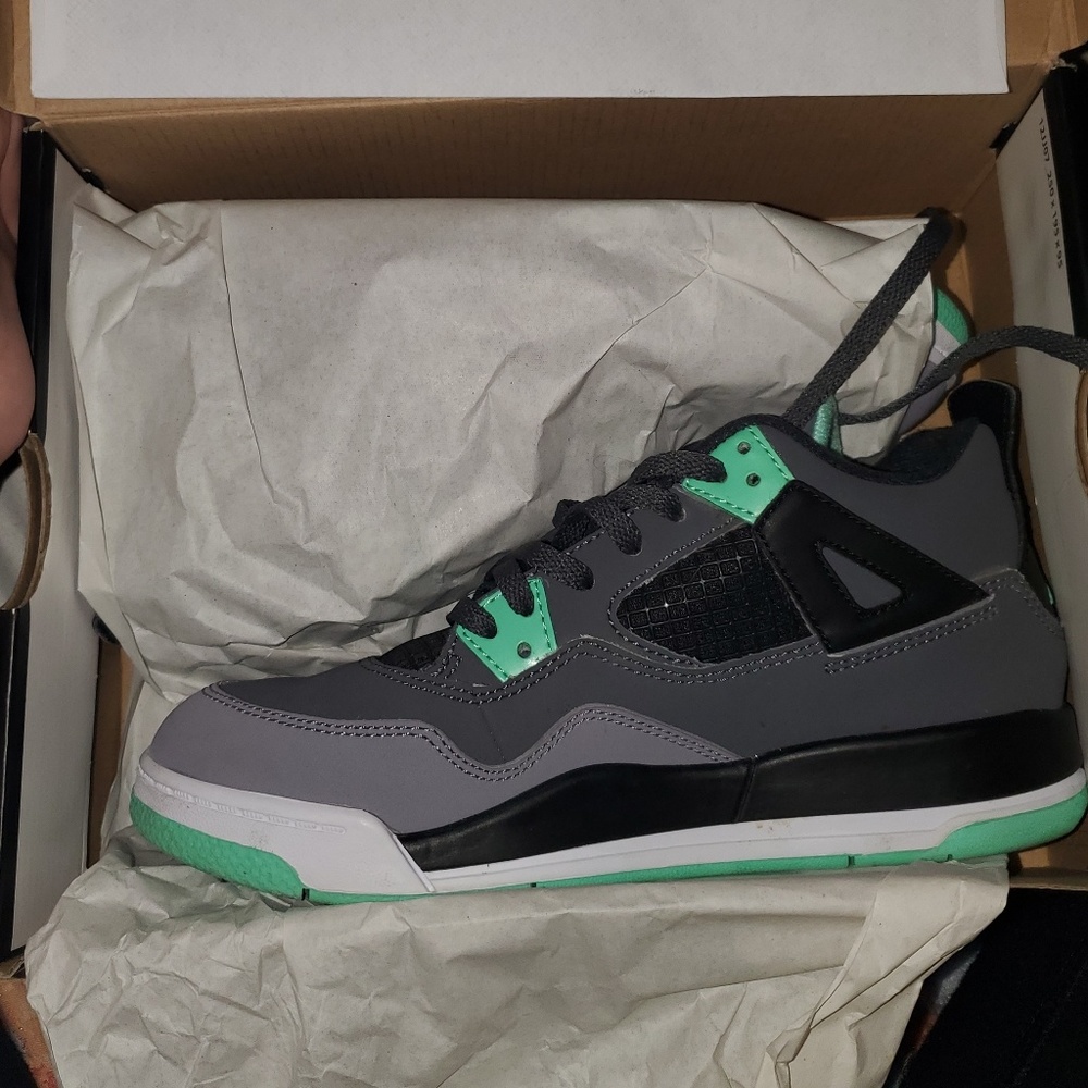 Jordan 4 size 2.5y green glow